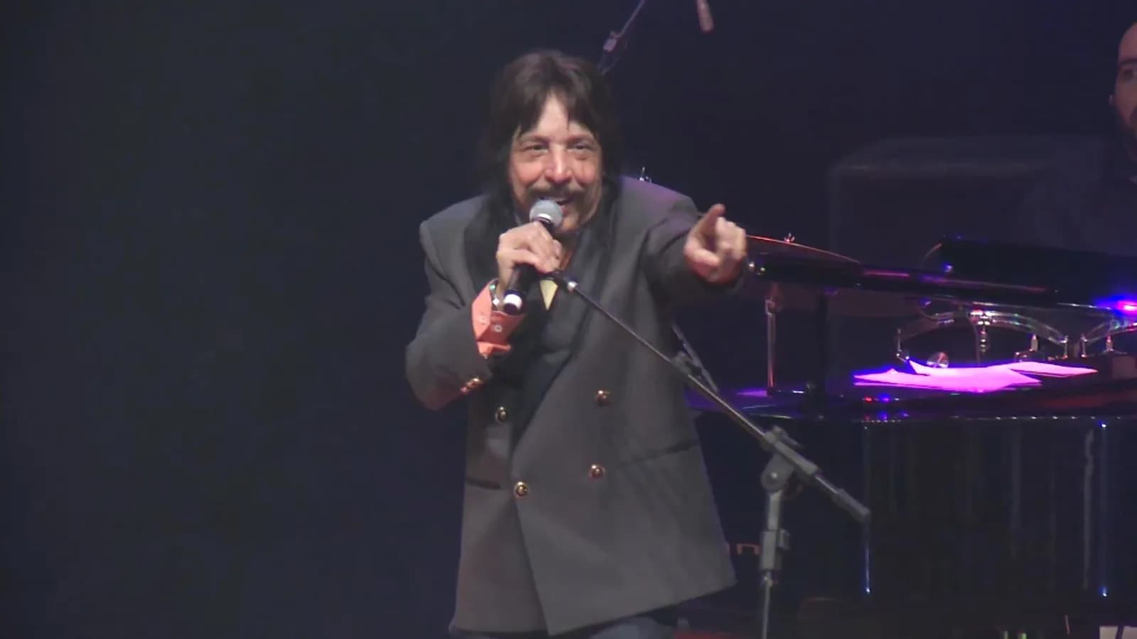 Benito di Paula canta ao microfone em apresentação