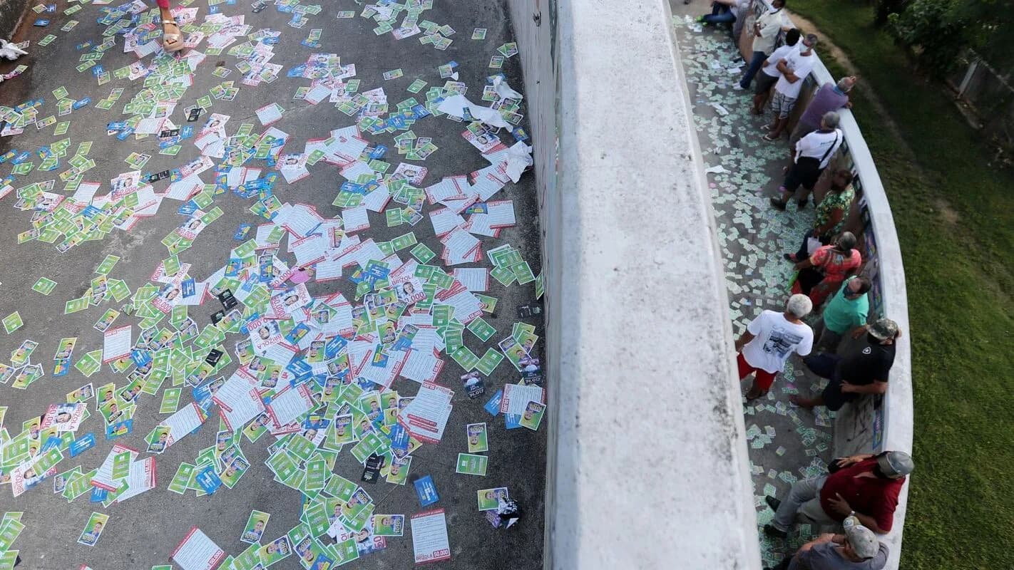 Material de campanha eleitoral espalhado em rua durante eleições