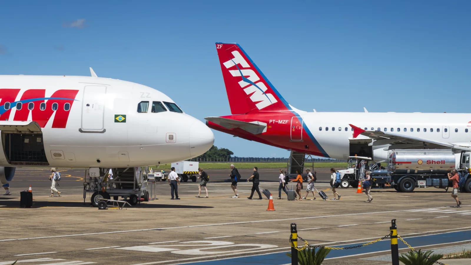Passageiros embarcam em aviões da TAM no pátio do Aeroporto Internacional de Foz do Iguaçu, um dos terminais vendidos pela Motiva