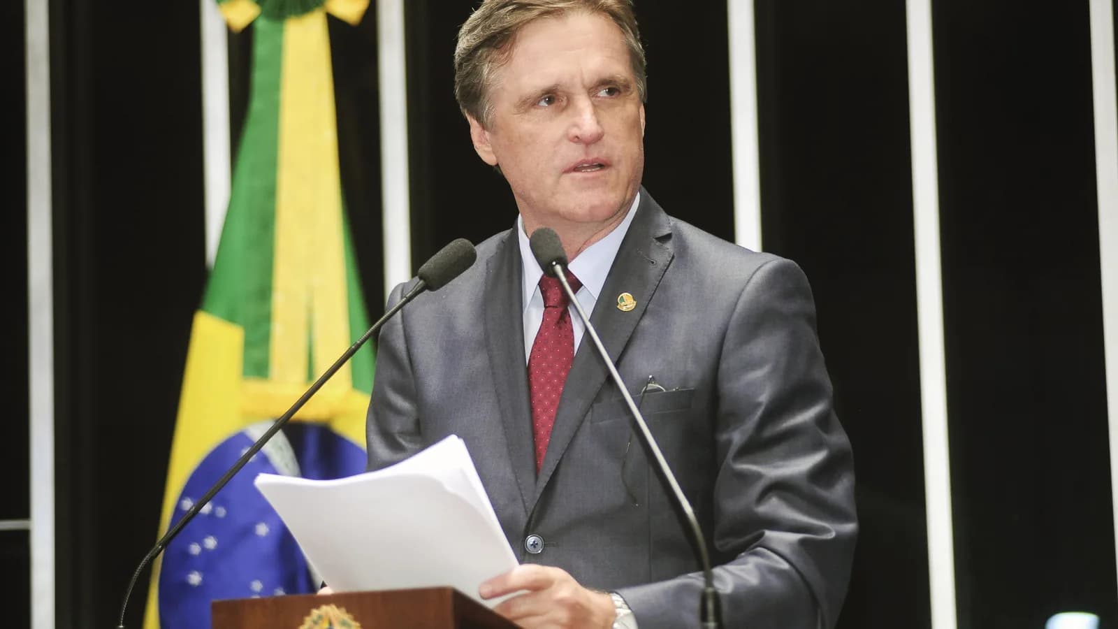 Senador discursa da tribuna do plenário do Senado Federal, em Brasília