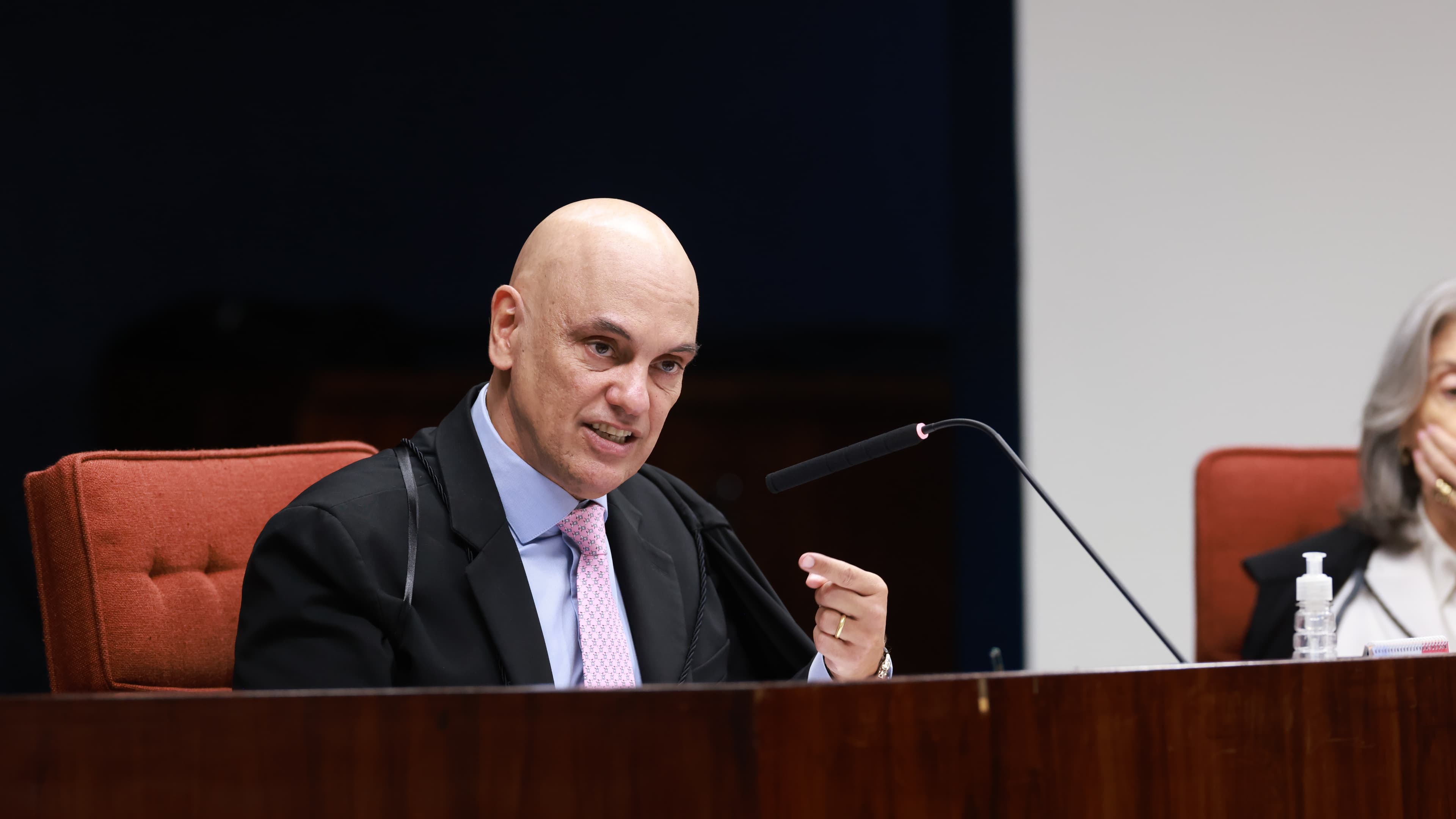 Ministro Alexandre de Moraes gesticula ao falar durante sessão do plenário do STF, vestindo toga