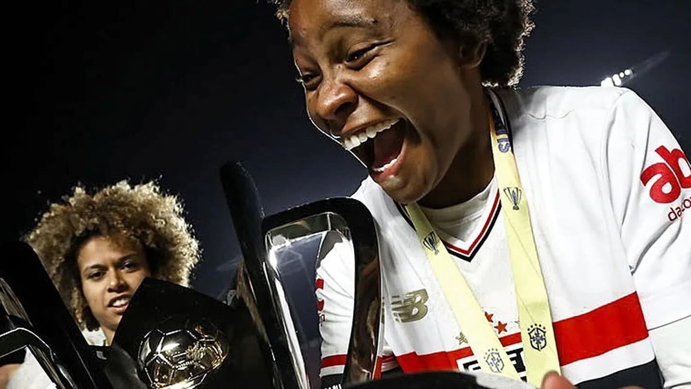 Robinha comemora título do São Paulo com o troféu, em foto de arquivo do futebol feminino