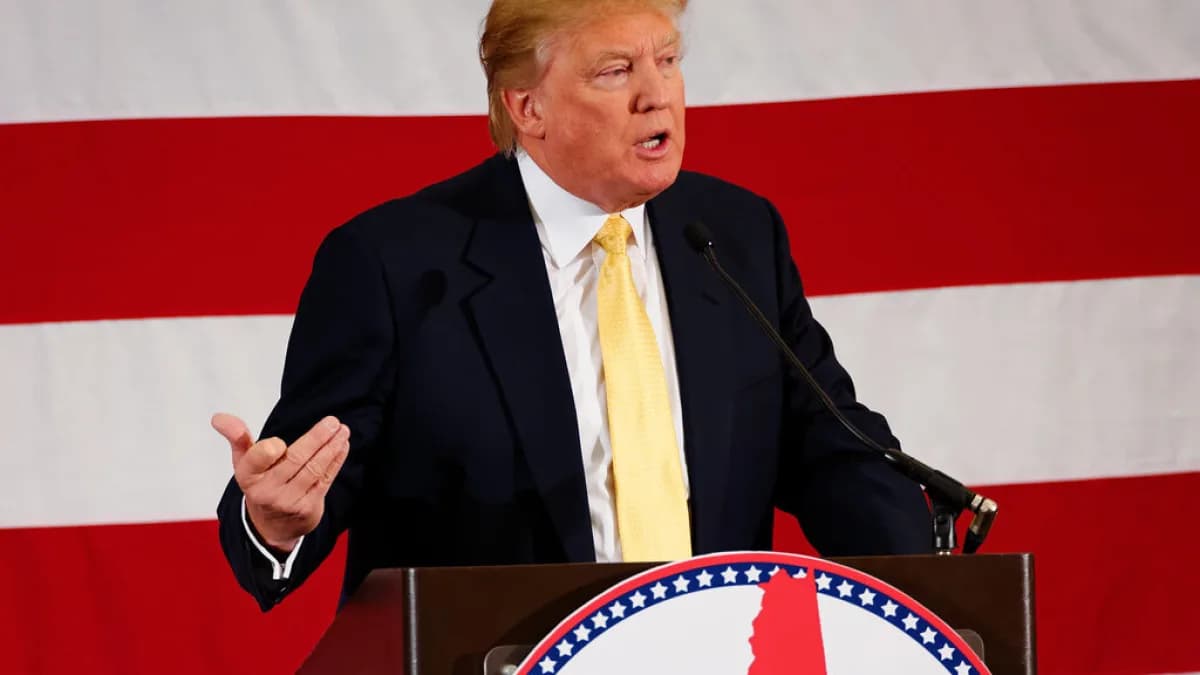 Donald Trump discursa em pódio com bandeira dos Estados Unidos ao fundo
