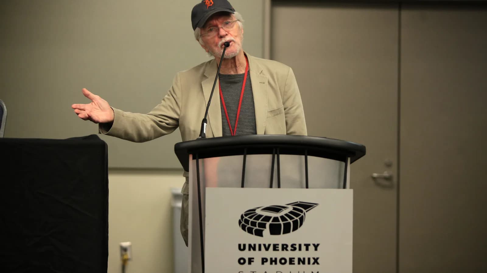 Tom Skerritt discursa em pódio durante evento público