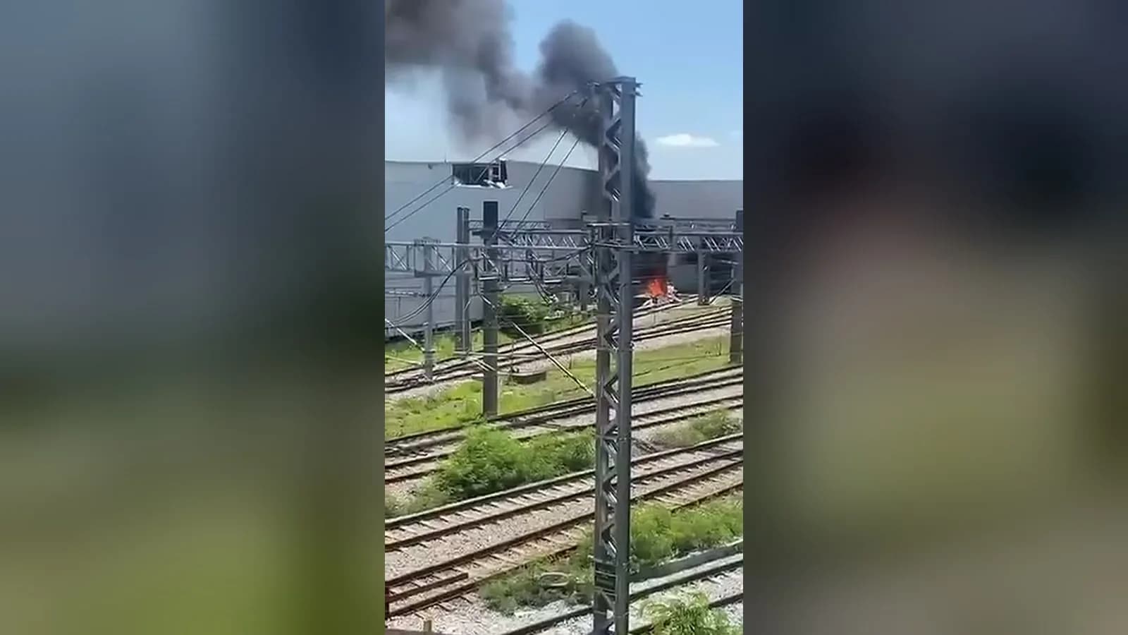 Fumaça preta e fogo sobre os trilhos no pátio de manutenção da estação São Gabriel, do metrô de BH, após a queda do avião