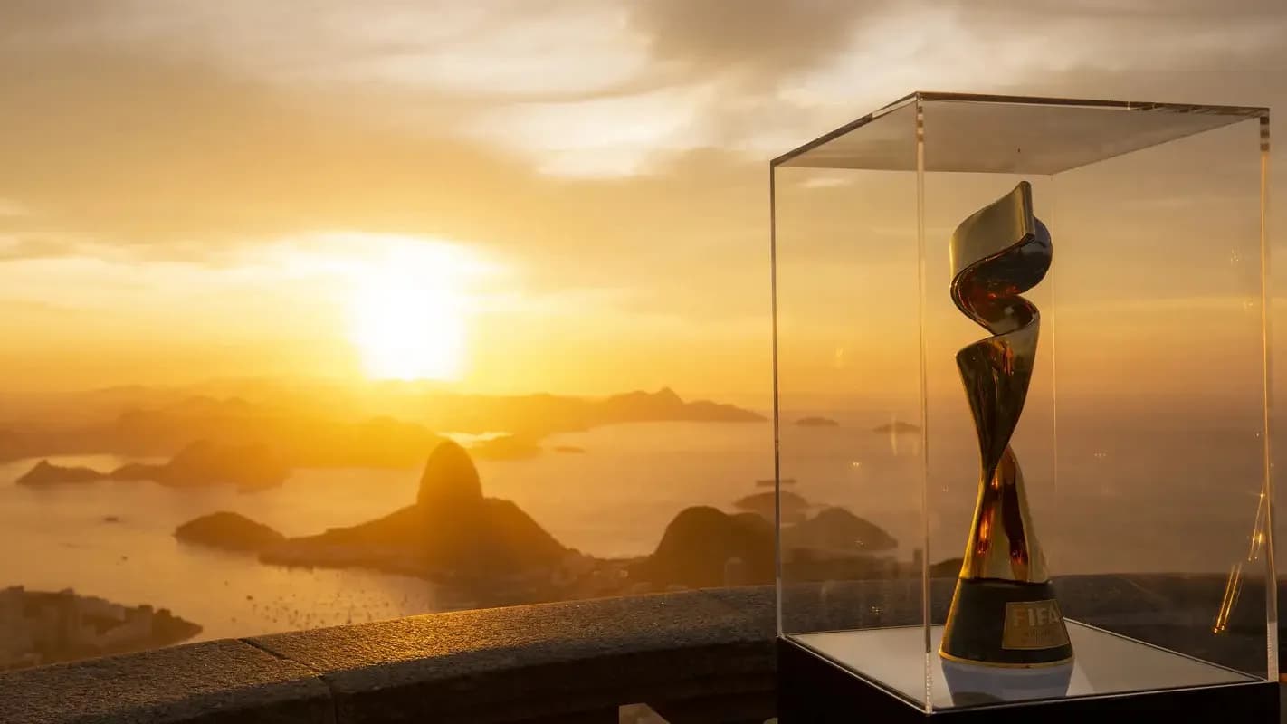 Taça da Copa do Mundo Feminina de 2027 exposta com o Rio de Janeiro ao fundo