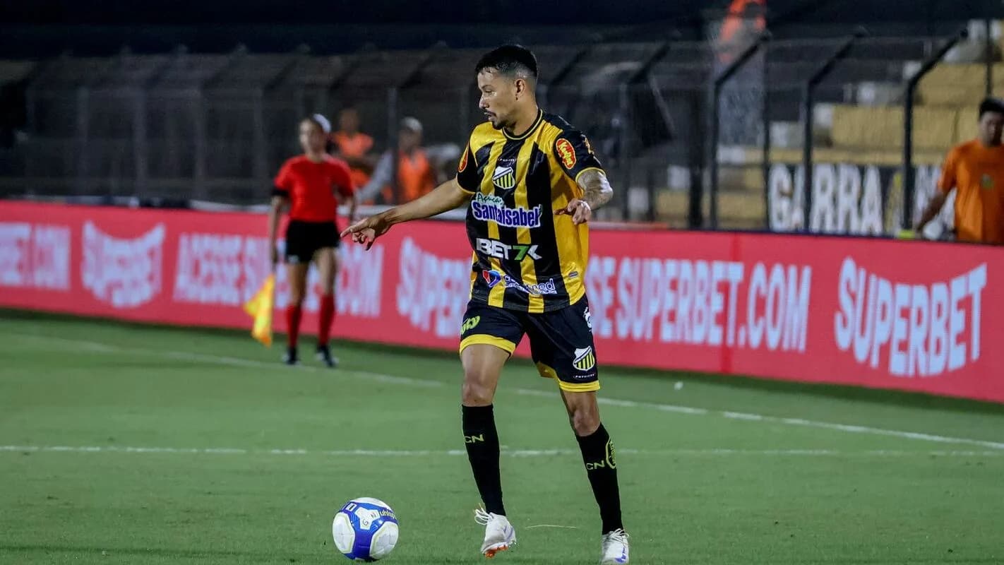 Jogador do Novorizontino conduz a bola em partida da Série B, foto de arquivo