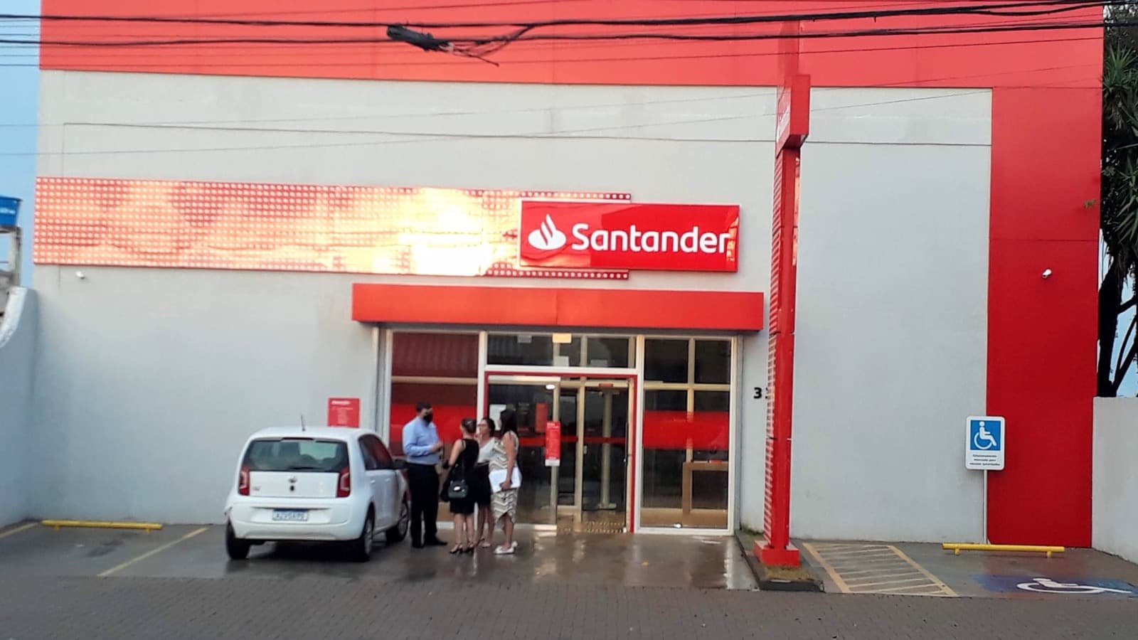 Foto de arquivo: fachada de uma agência do Banco Santander no Brasil, com pessoas junto à entrada