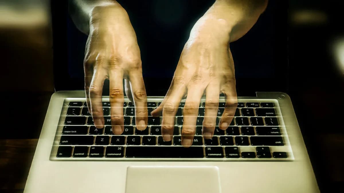 Mãos digitando em teclado de notebook, em foto que simboliza ataque hacker