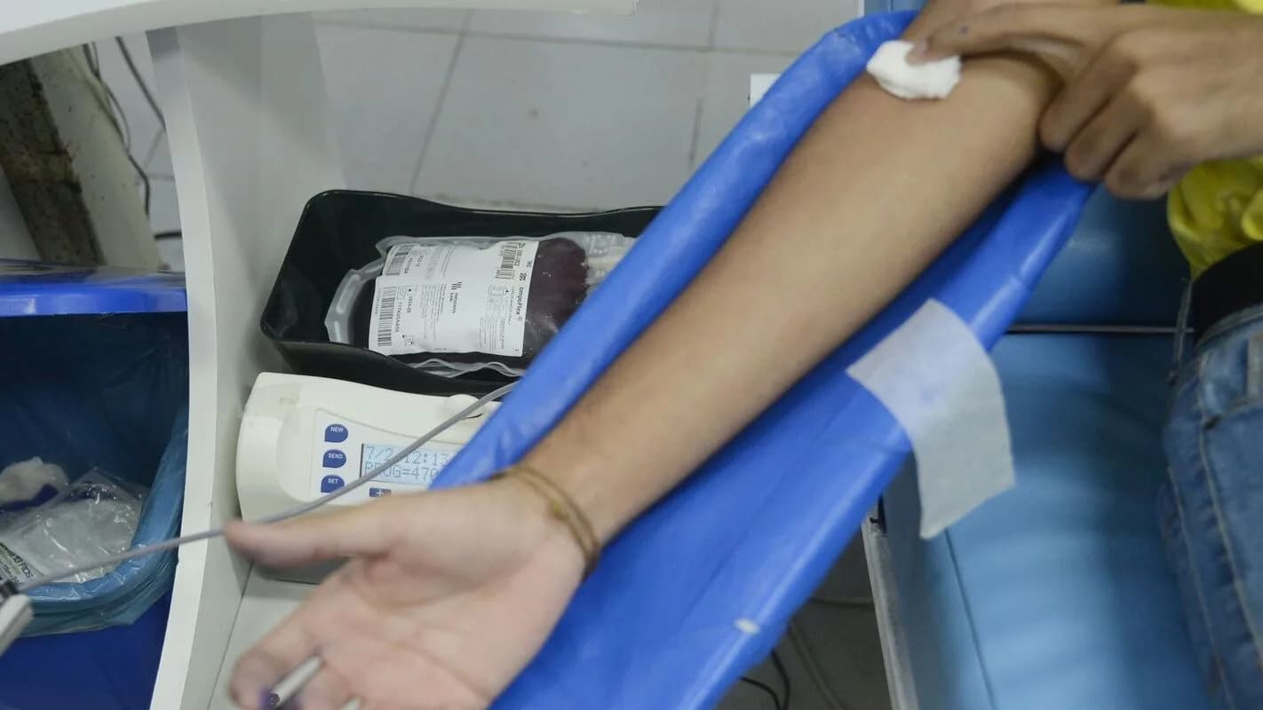Braço de doador durante coleta de sangue em campanha de doação