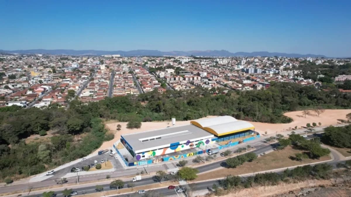 Vista aérea da Escola Municipal Especializada Geny Carvalho Trindade, em Betim, com mural colorido na fachada
