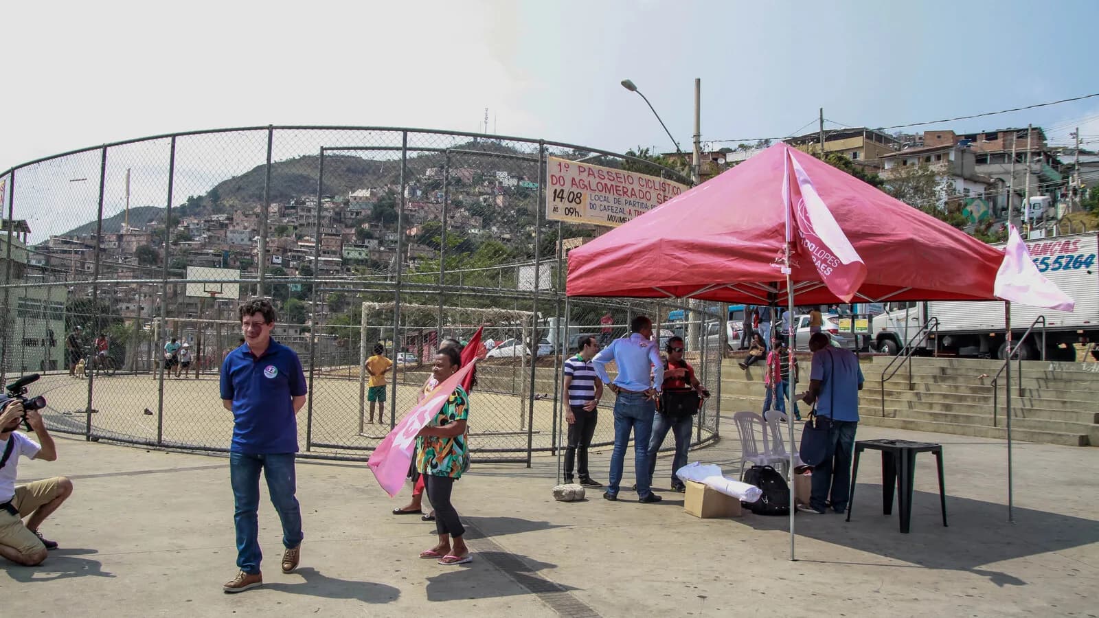 Caminhada em rua do Aglomerado da Serra, bairro de Belo Horizonte que recebe agenda de candidatos ao governo de MG (foto de arquivo, 2016)