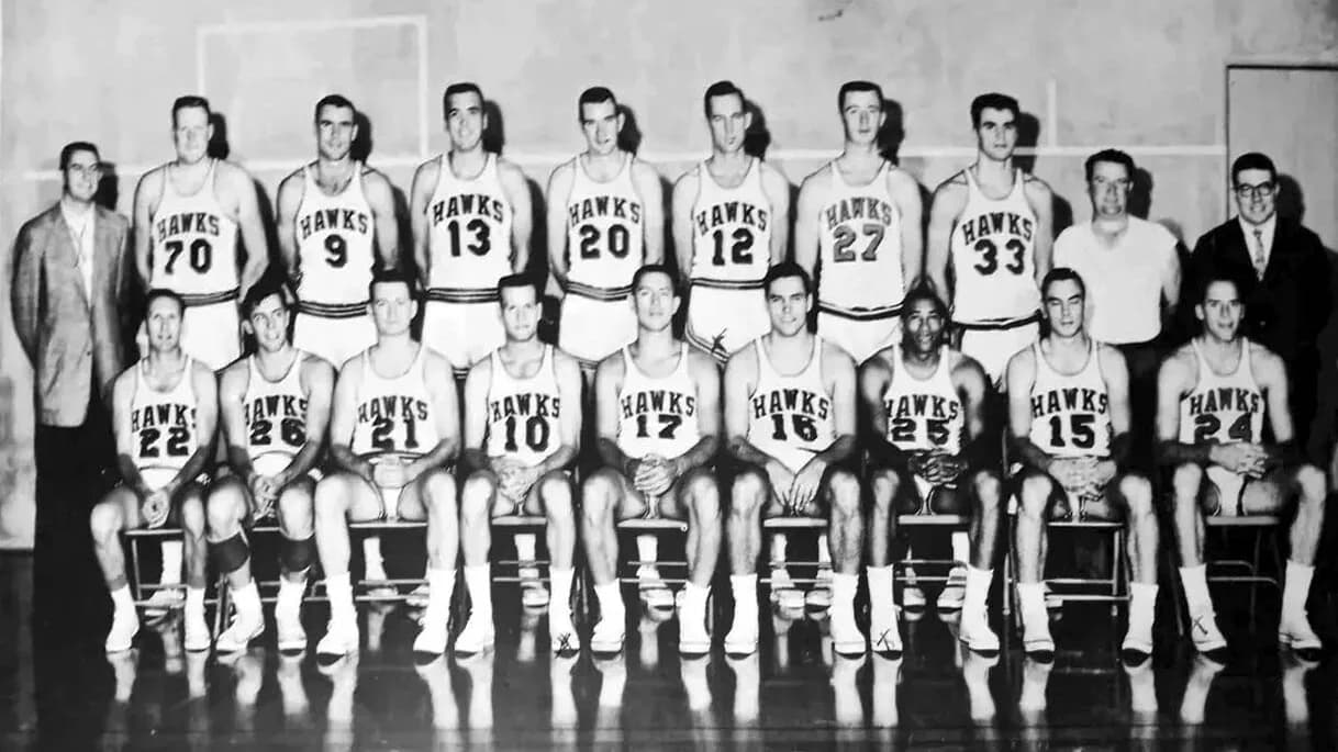 Elenco do St. Louis Hawks, campeão da NBA em 1958, em foto oficial de time em preto e branco