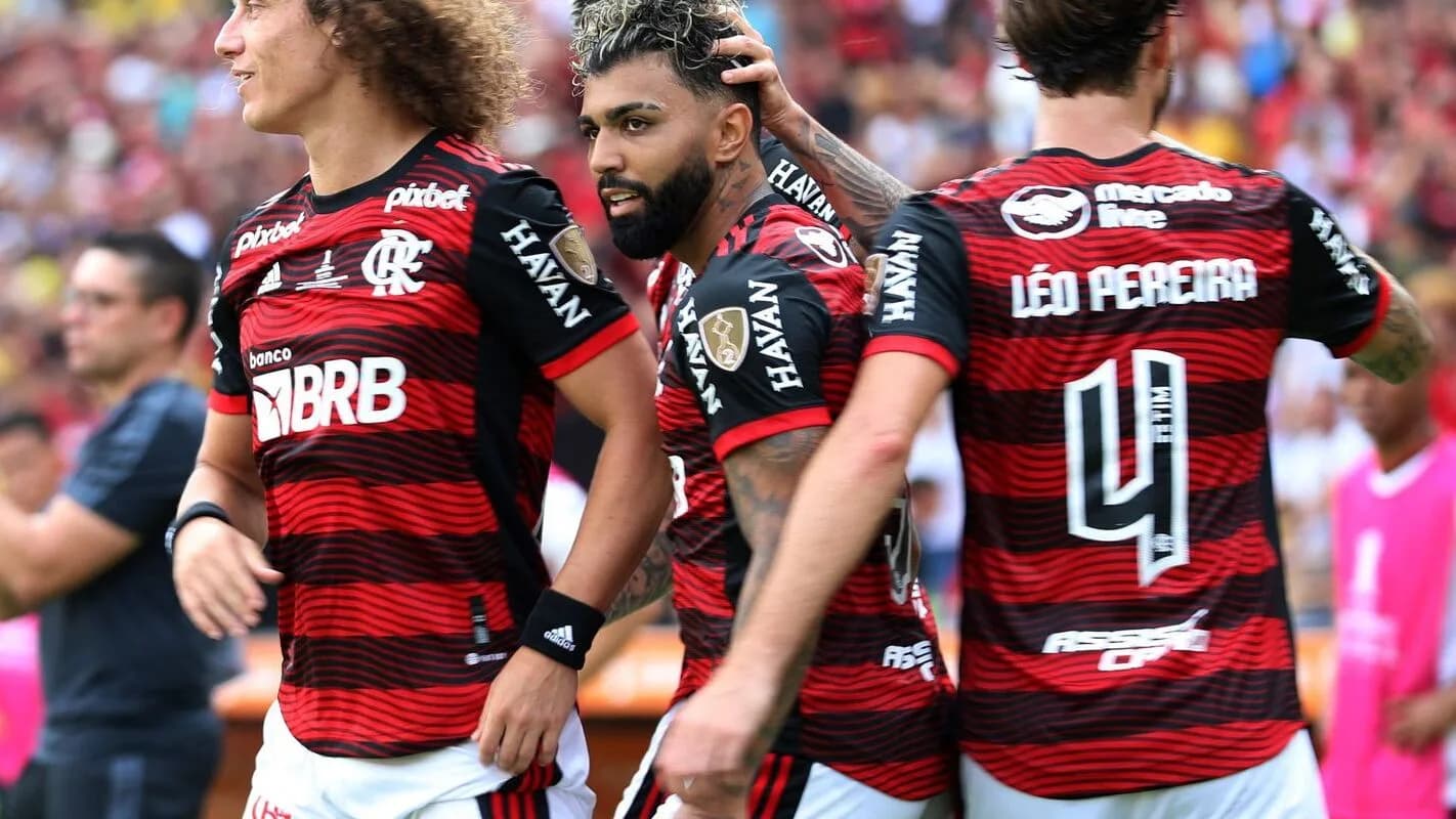 Gabigol comemora gol ao lado de companheiros em foto de arquivo de 2022, quando defendia o Flamengo