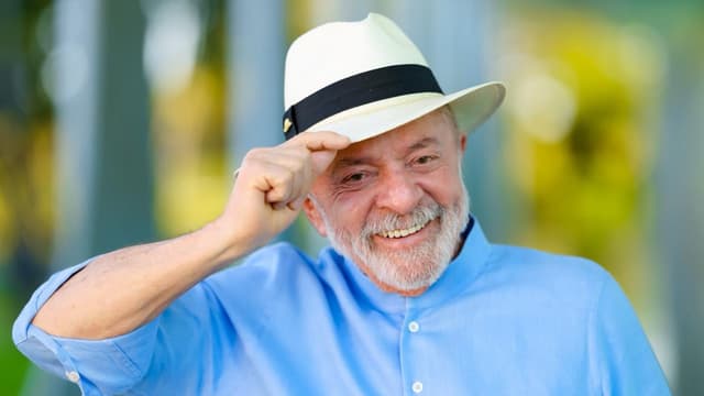 Foto de arquivo do presidente Luiz Inácio Lula da Silva, de camisa azul e chapéu-panamá claro, sorrindo ao ar livre no Palácio da Alvorada, em 9 de julho de 2026