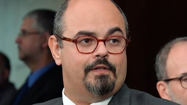 Mateus Simões, governador de Minas Gerais, durante entrevista coletiva