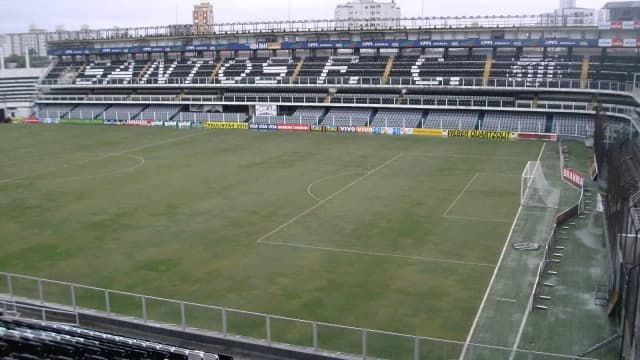 Vista geral do gramado e das arquibancadas do estádio Vila Belmiro, do Santos
