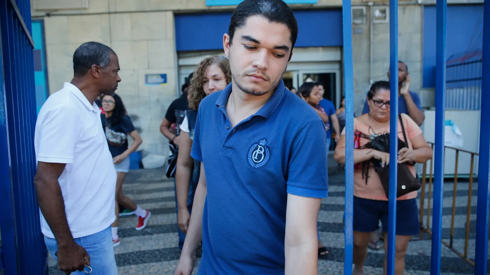 Candidatos entram em local de prova de concurso público