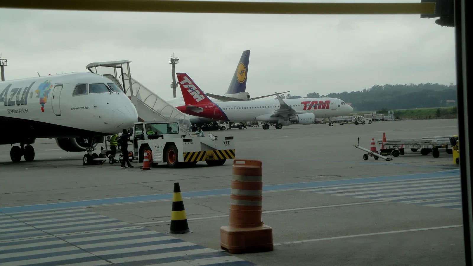 Aeronave Embraer E195 da Azul Linhas Aéreas em pátio de aeroporto