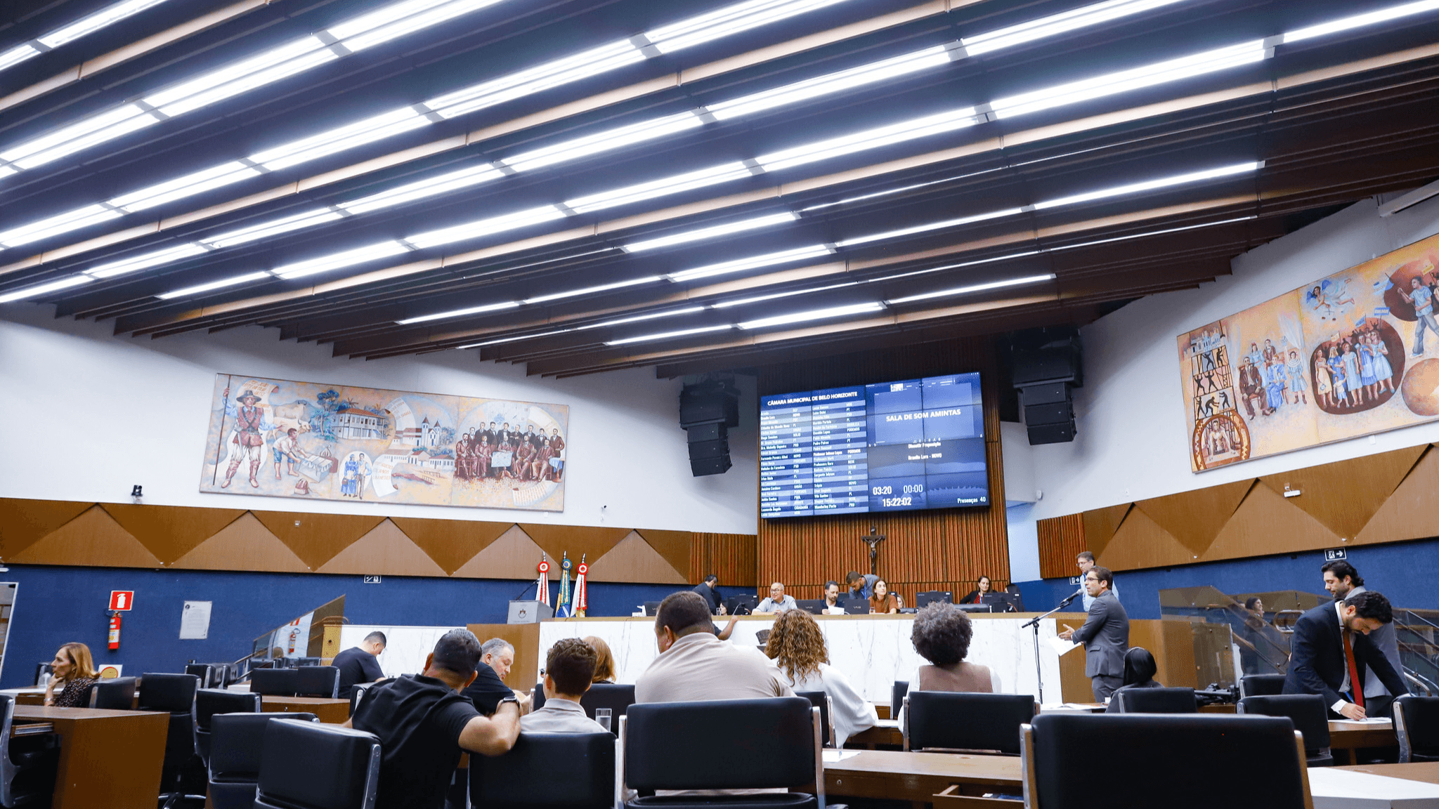 Plenário da Câmara Municipal de Belo Horizonte durante sessão, com vereadores e público presentes