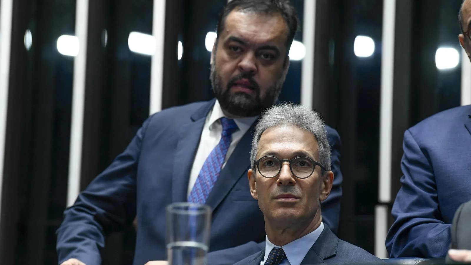 O governador Romeu Zema (em primeiro plano) durante sessão na Mesa do Senado, ao lado do governador Cláudio Castro (foto de arquivo)