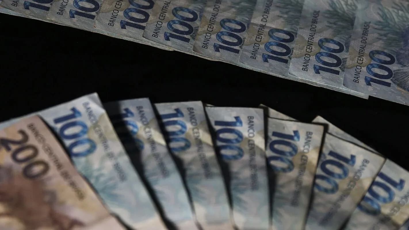 Notas de real em dinheiro, em referência às dívidas e renegociações de crédito rural no agronegócio