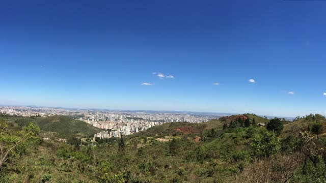 Imagem de arquivo: panorâmica da vegetação da Serra do Curral, com a mancha urbana de Belo Horizonte ao fundo, em dia de céu azul