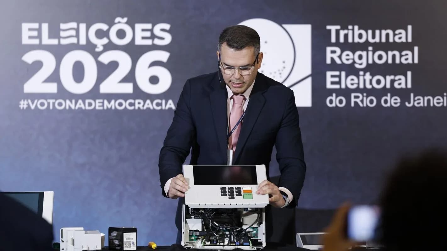 Servidor do TRE-RJ demonstra funcionamento de urna eletrônica em evento sobre eleições 2026