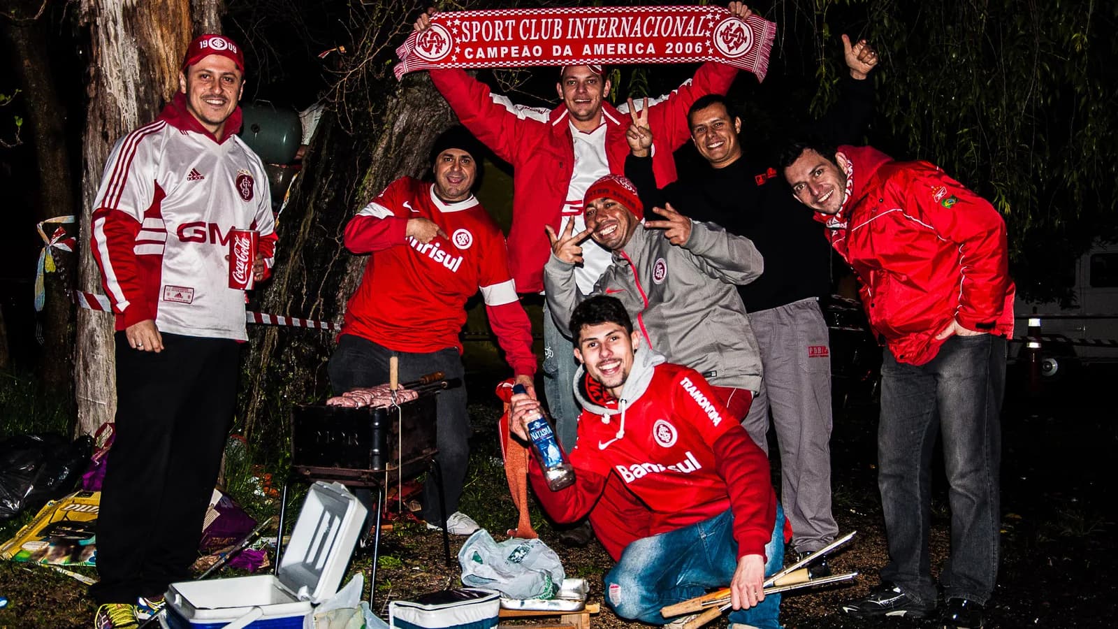Torcedores do Internacional reunidos em frente ao estádio Beira-Rio