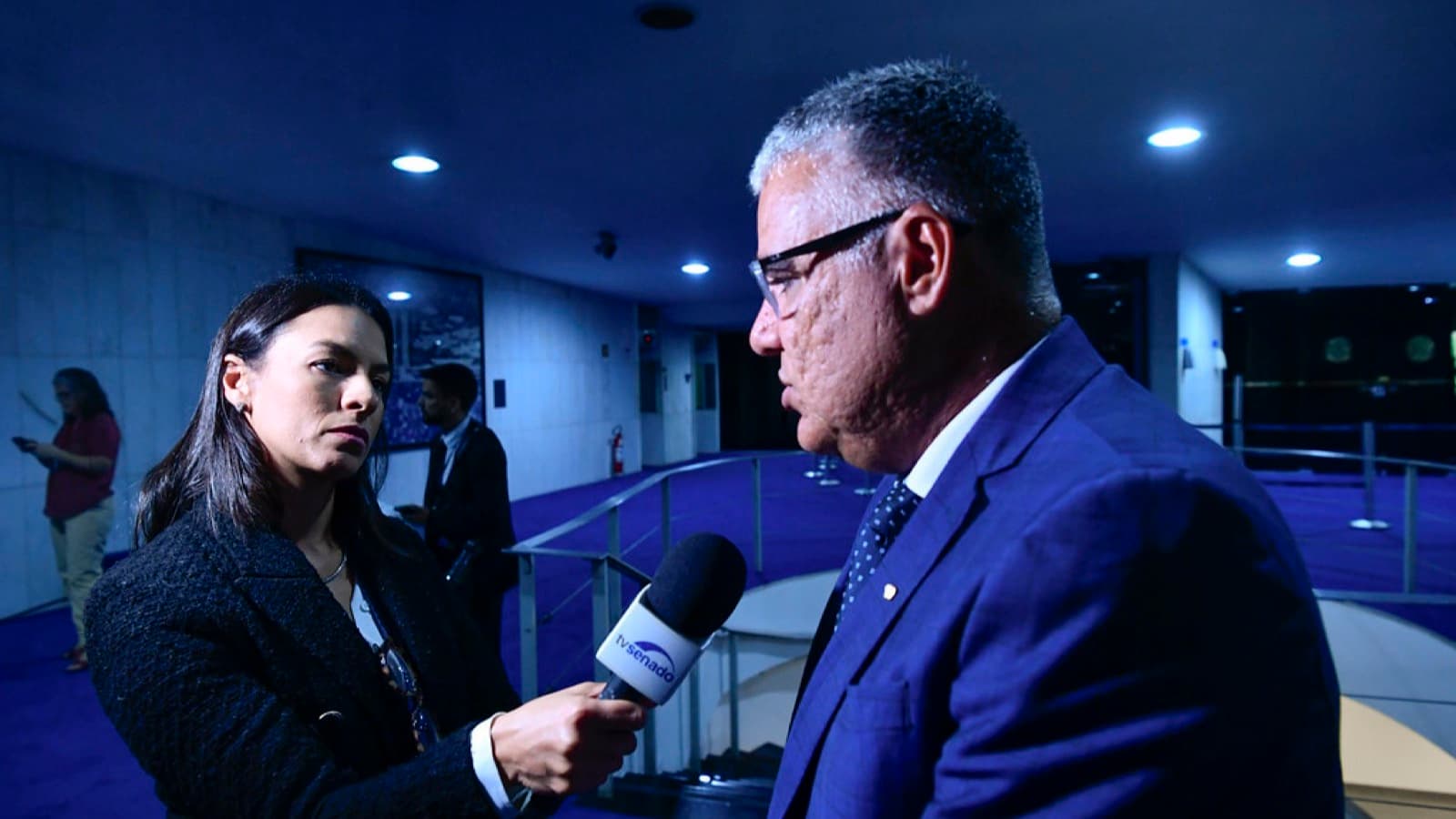 Senador Eduardo Girão concede entrevista à TV Senado nos corredores do Senado Federal