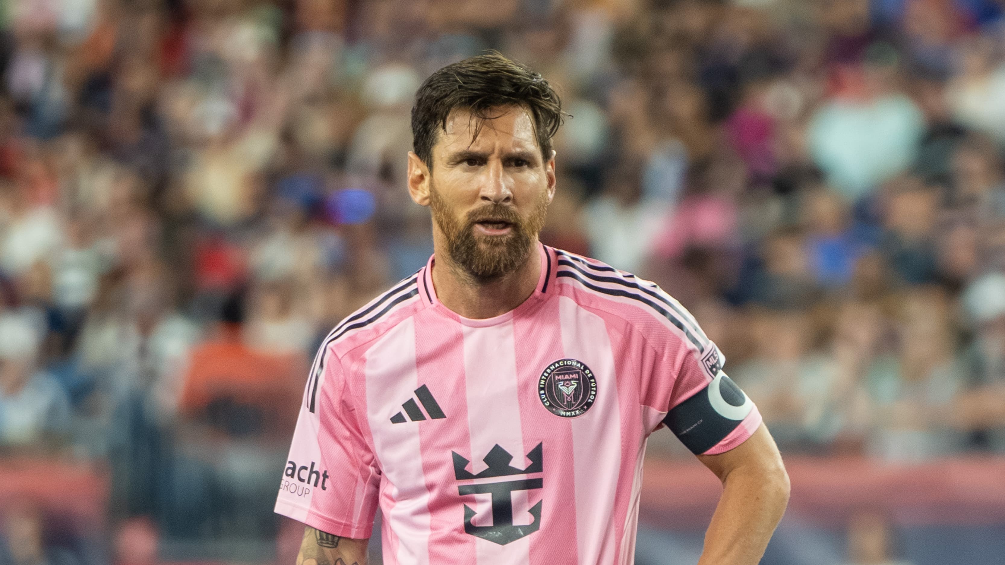 Lionel Messi em campo com o uniforme do Inter Miami, em jogo de 2025