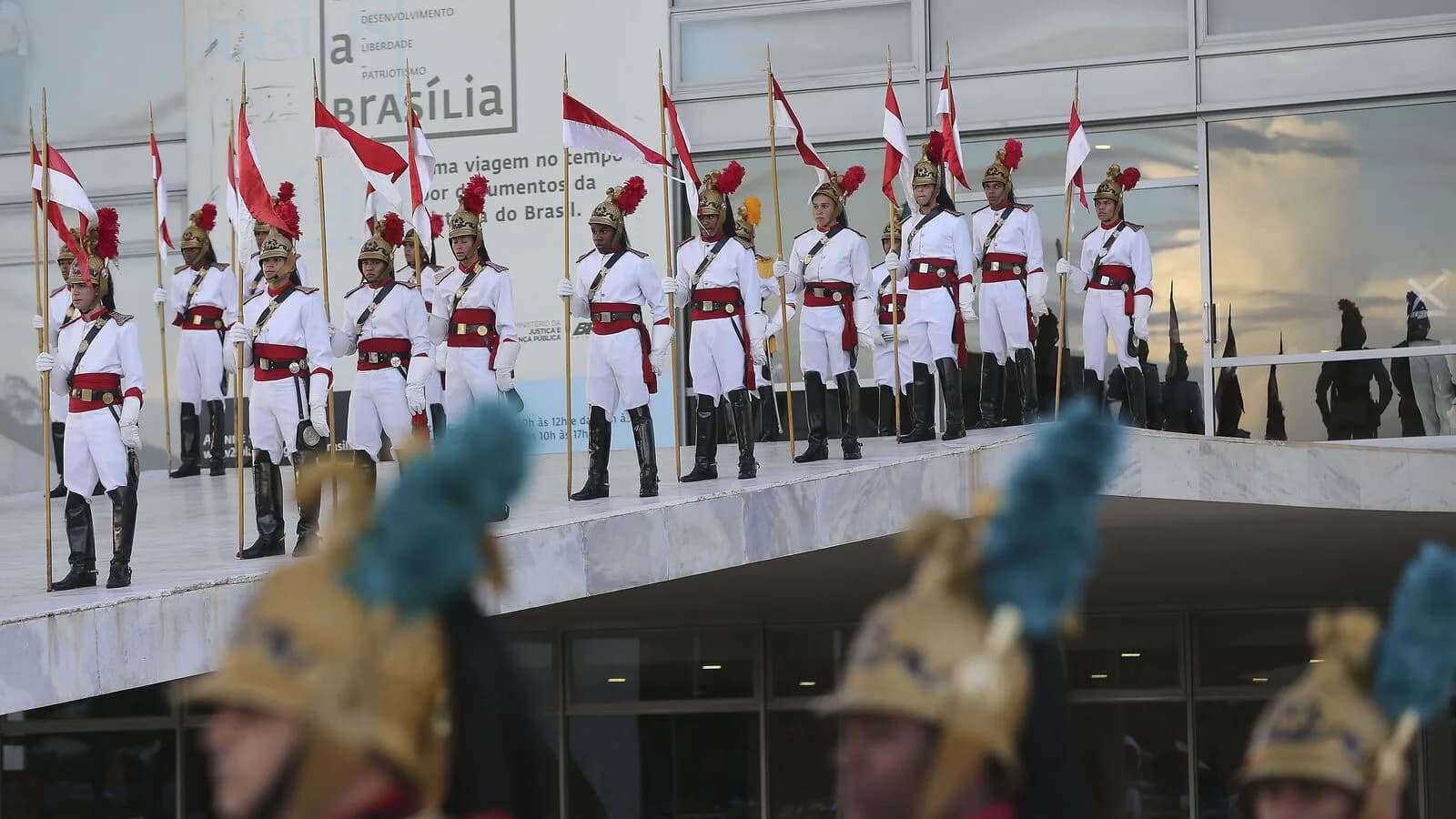 Guardas do 1º Regimento de Cavalaria de Guardas, os Dragões da Independência, perfilados com farda de gala em cerimônia no Palácio do Planalto