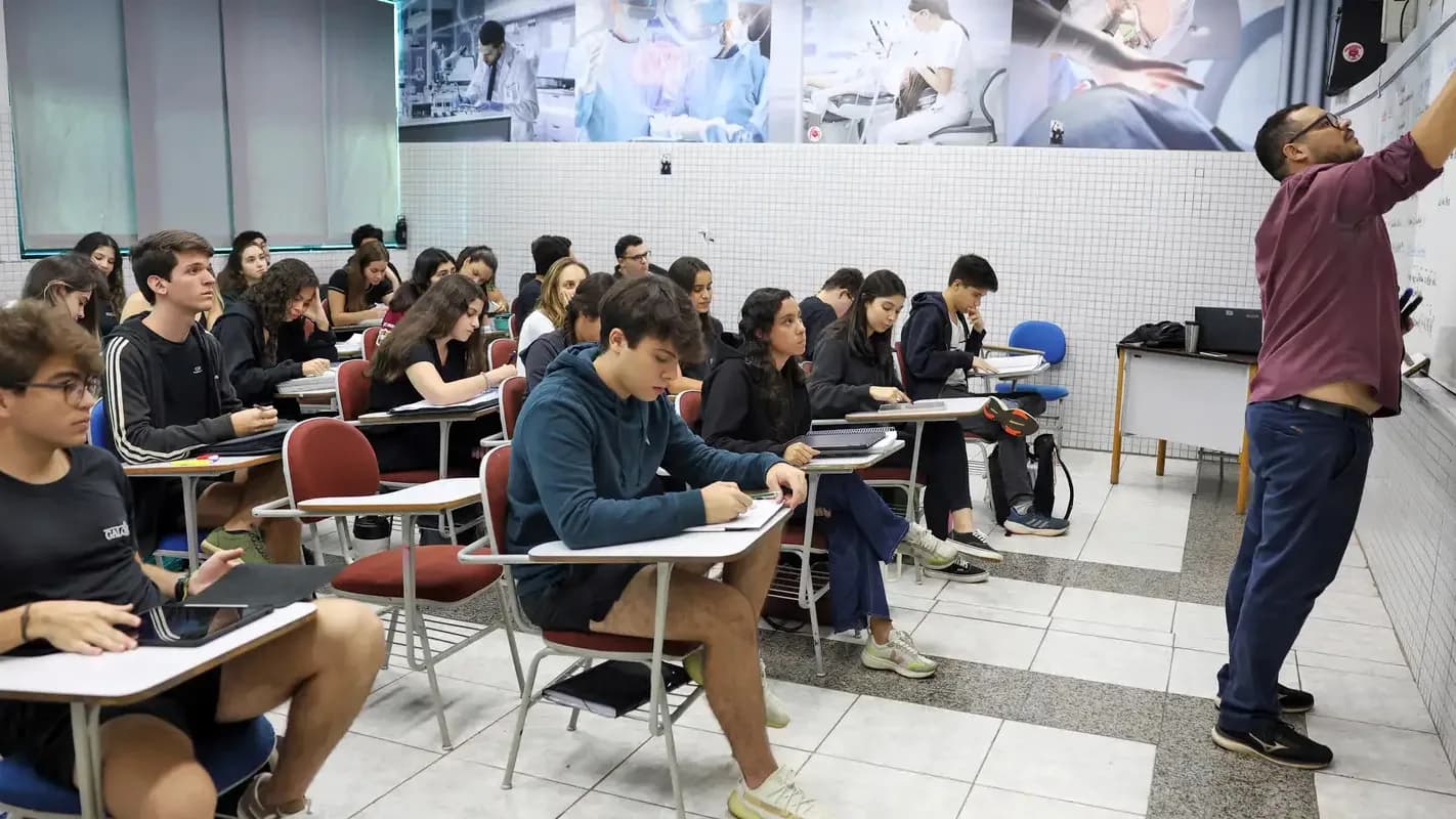 Sala de aula com estudantes durante uma prova ou aula, foto de arquivo ilustrativa
