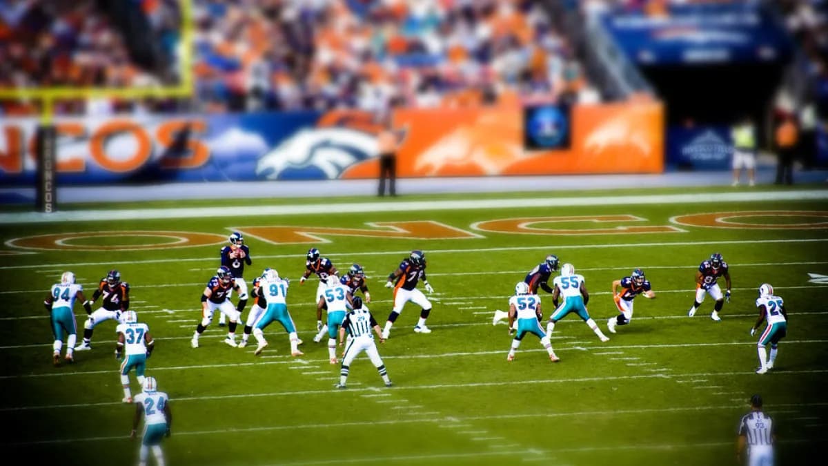 Jogadores do Denver Broncos em ação durante partida da NFL, foto de arquivo