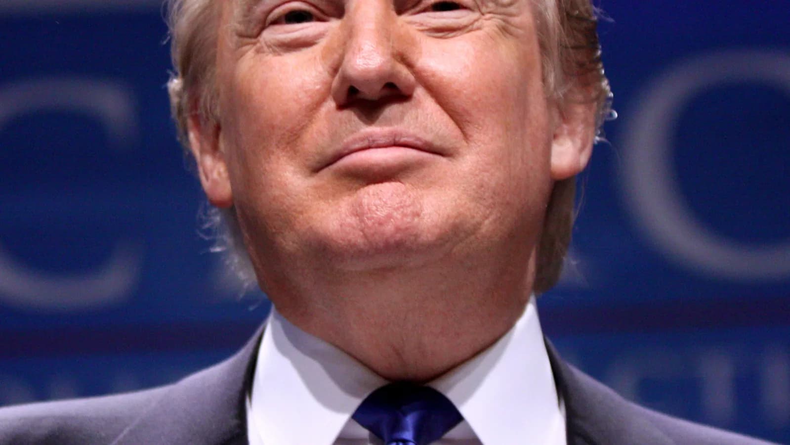 Retrato do presidente dos Estados Unidos, Donald Trump, de terno escuro e gravata azul