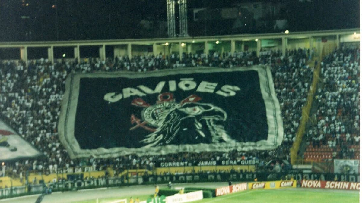 Bandeira da torcida organizada Gaviões da Fiel estendida na arquibancada