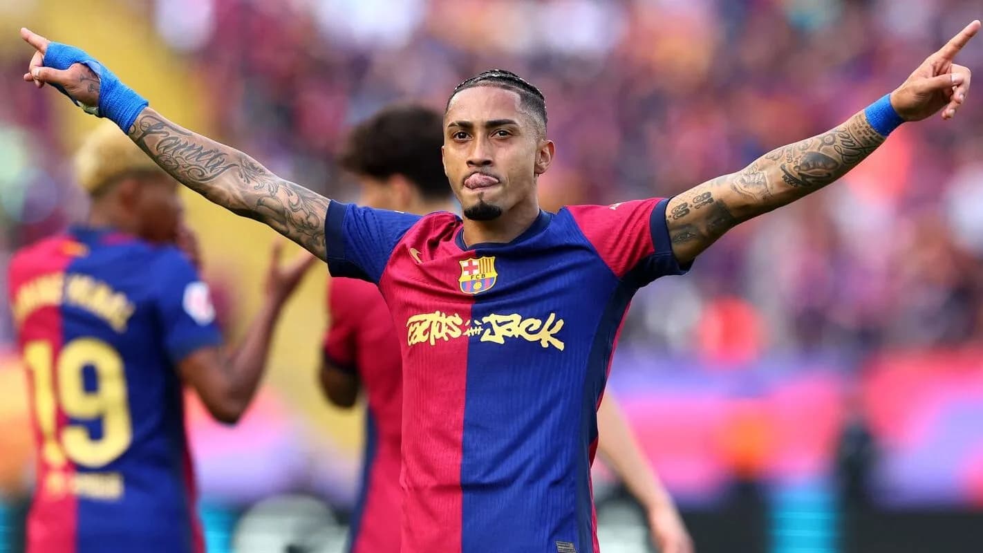 Raphinha comemora gol com a camisa do Barcelona, de braços abertos