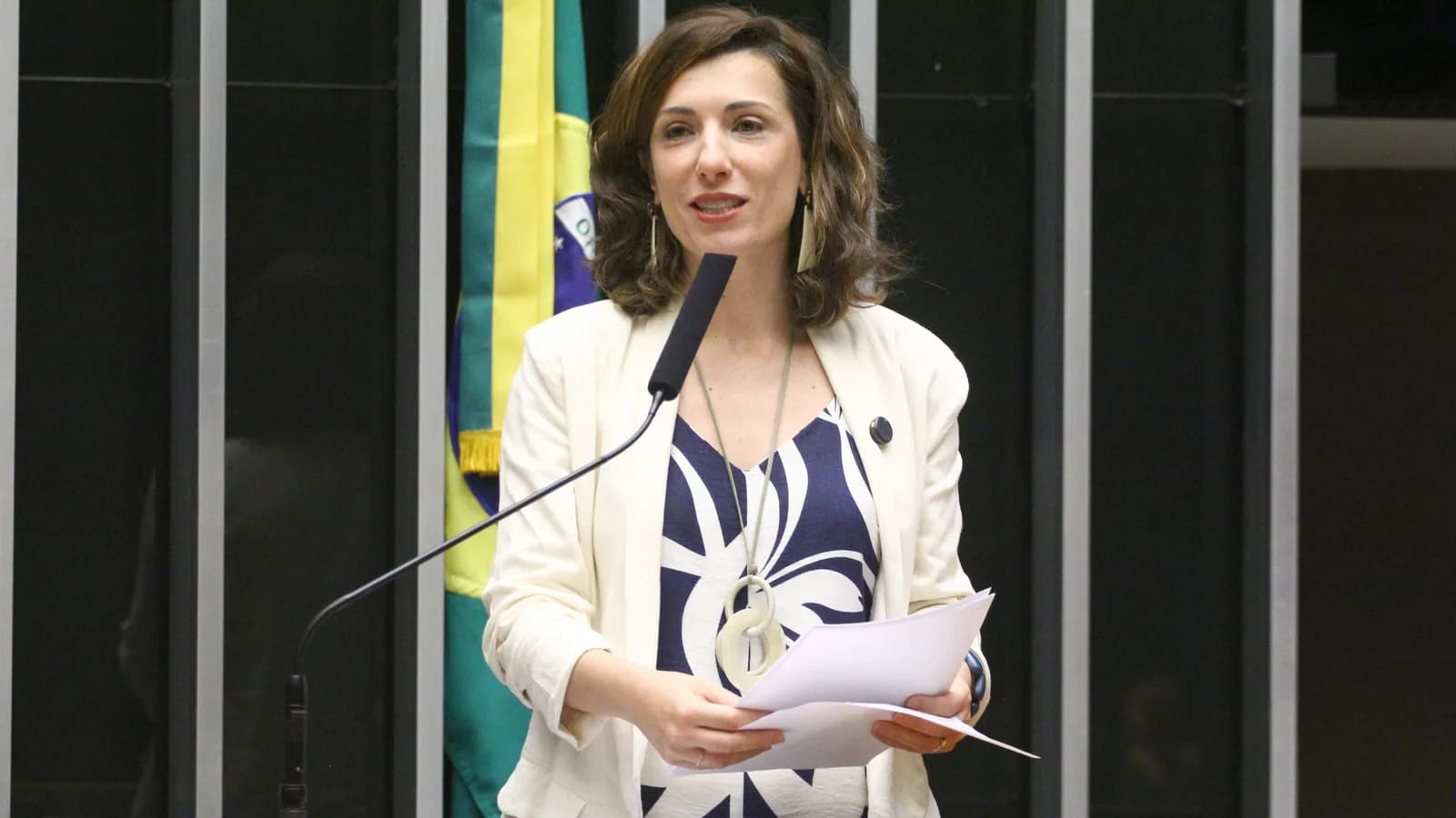 Ministra Fernanda Machiaveli discursa no plenário da Câmara dos Deputados