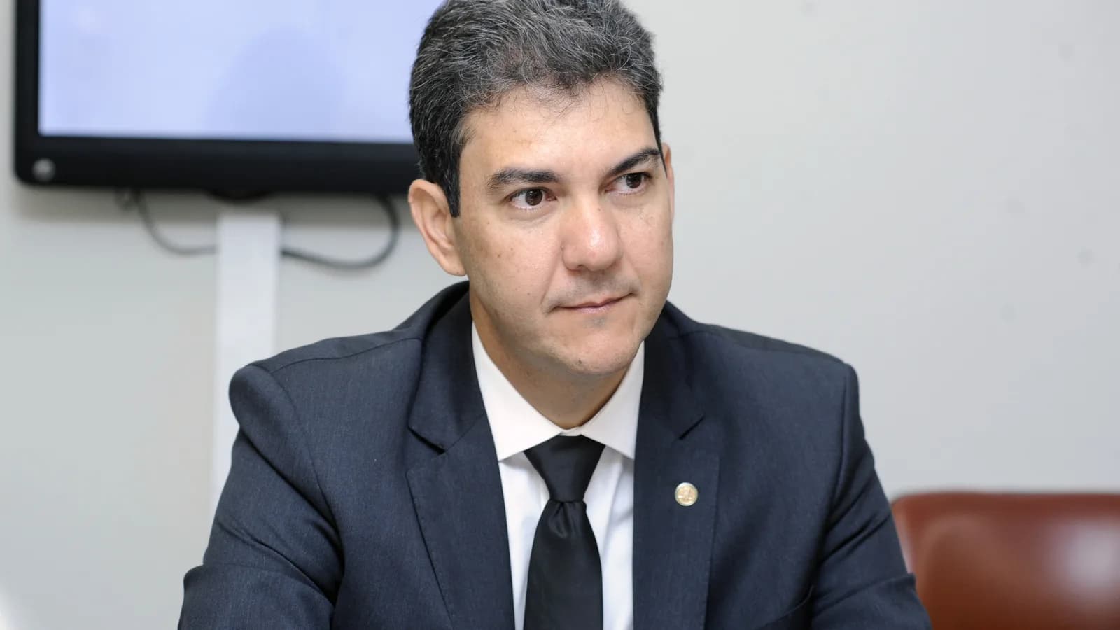 Eduardo Braide, candidato ao governo do Maranhão, em retrato oficial de terno escuro