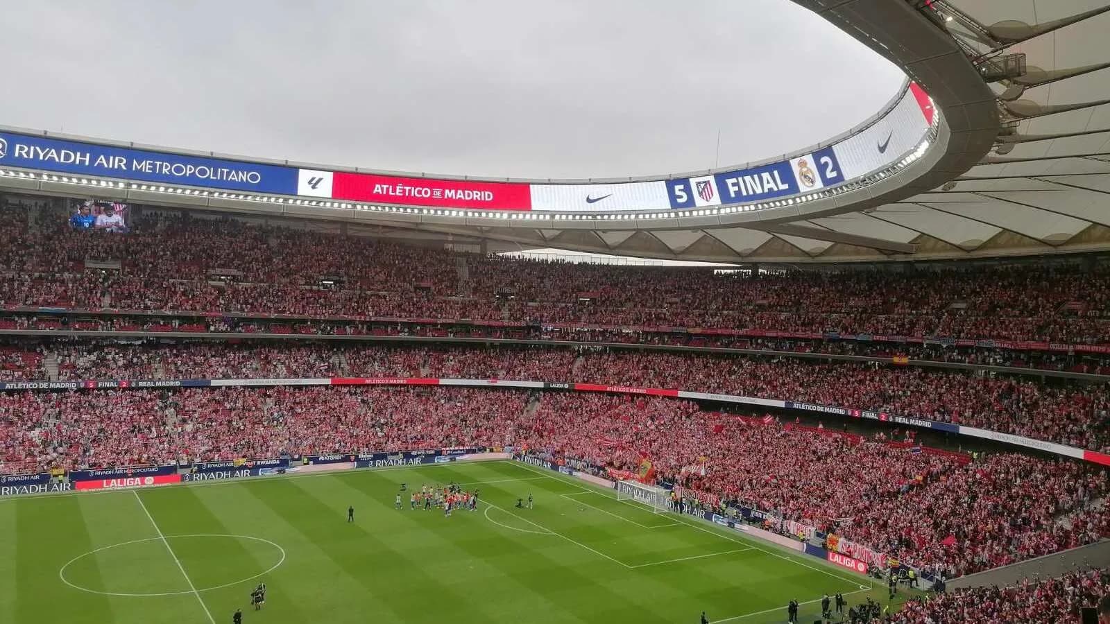 Estádio Riyadh Air Metropolitano lotado durante dérbi entre Atlético de Madrid e Real Madrid, foto de arquivo de setembro de 2025