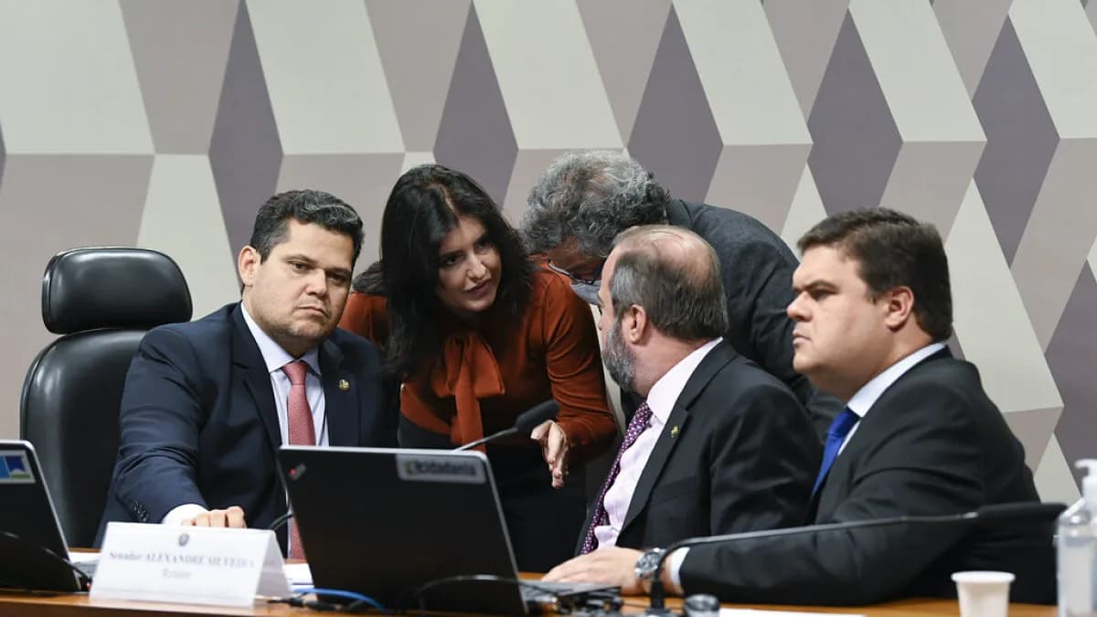 Davi Alcolumbre participa de reunião de comissão no Senado, ao lado de outros parlamentares