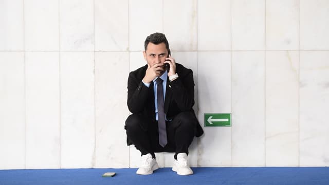 Senador Cleitinho Azevedo ao telefone em corredor do Senado, em foto de arquivo