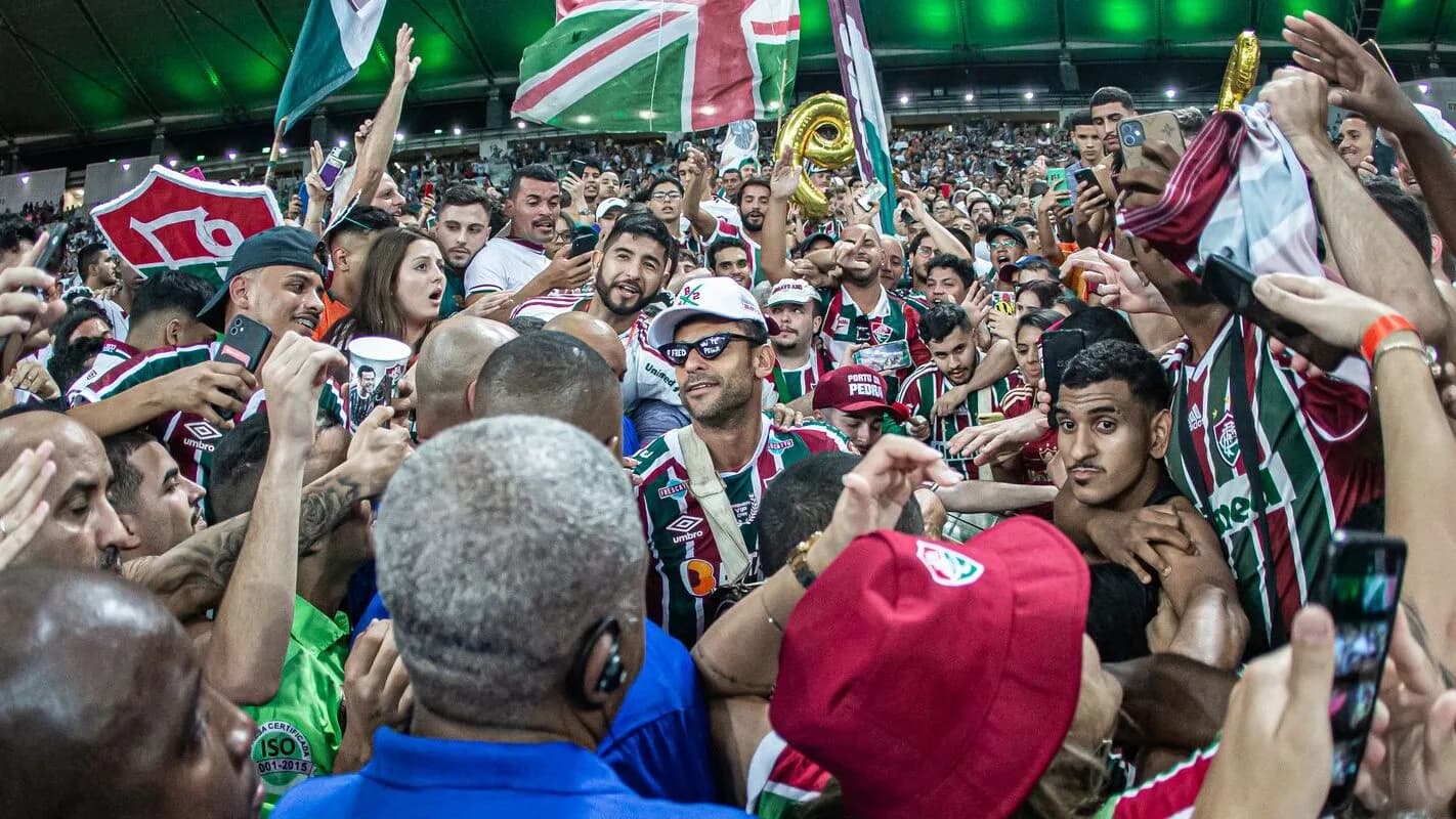 Fred é carregado pela torcida do Fluminense em sua despedida como jogador