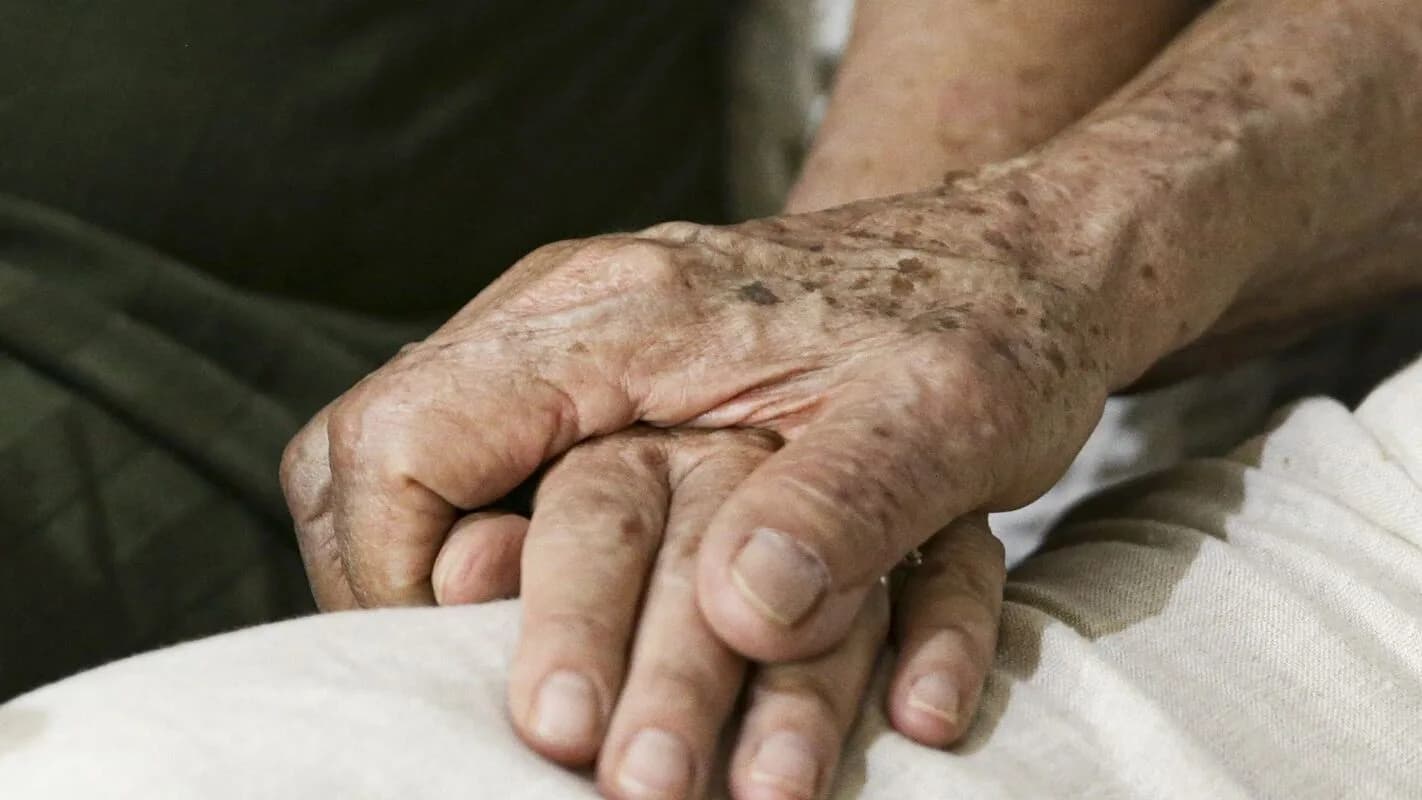 Mãos de pessoa idosa em foto de arquivo sobre demência e cuidados de saúde