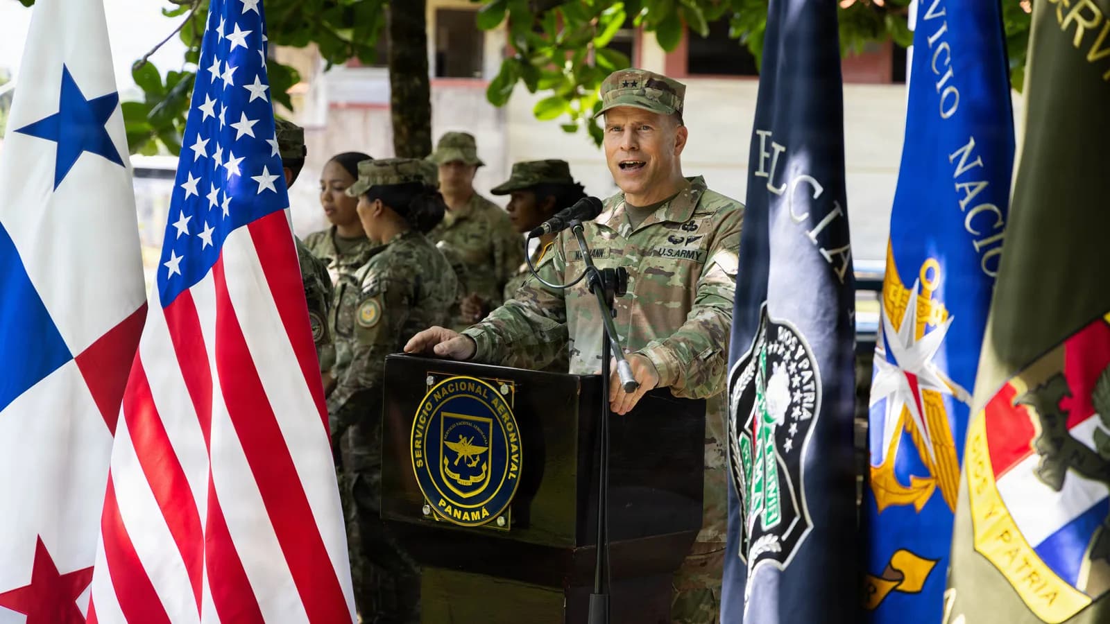 Militar dos Estados Unidos discursa em cerimônia no Panamá, com bandeiras dos EUA e do Panamá ao fundo