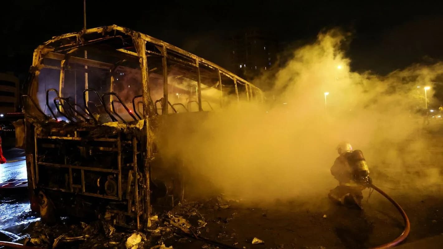 Veículo em chamas durante protesto na França, em foto de arquivo de distúrbios urbanos no país