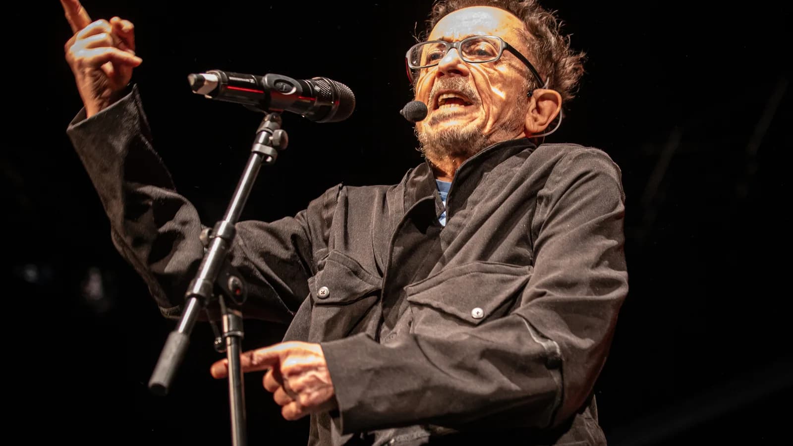 Tom Zé se apresenta ao vivo em show