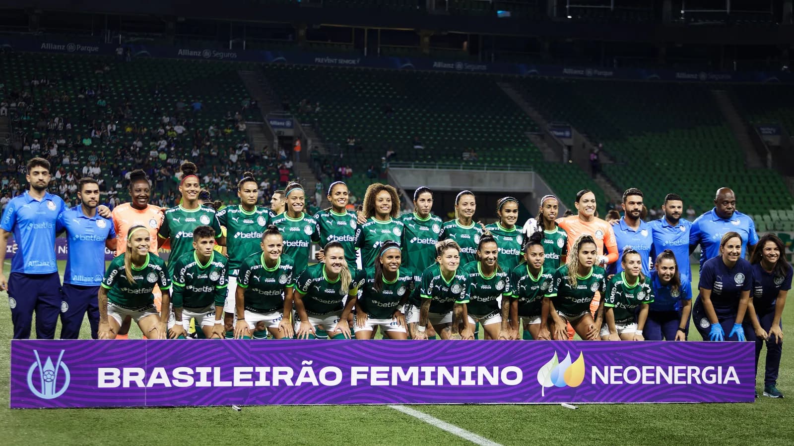 Elenco do Palmeiras feminino perfilado em campo antes de partida