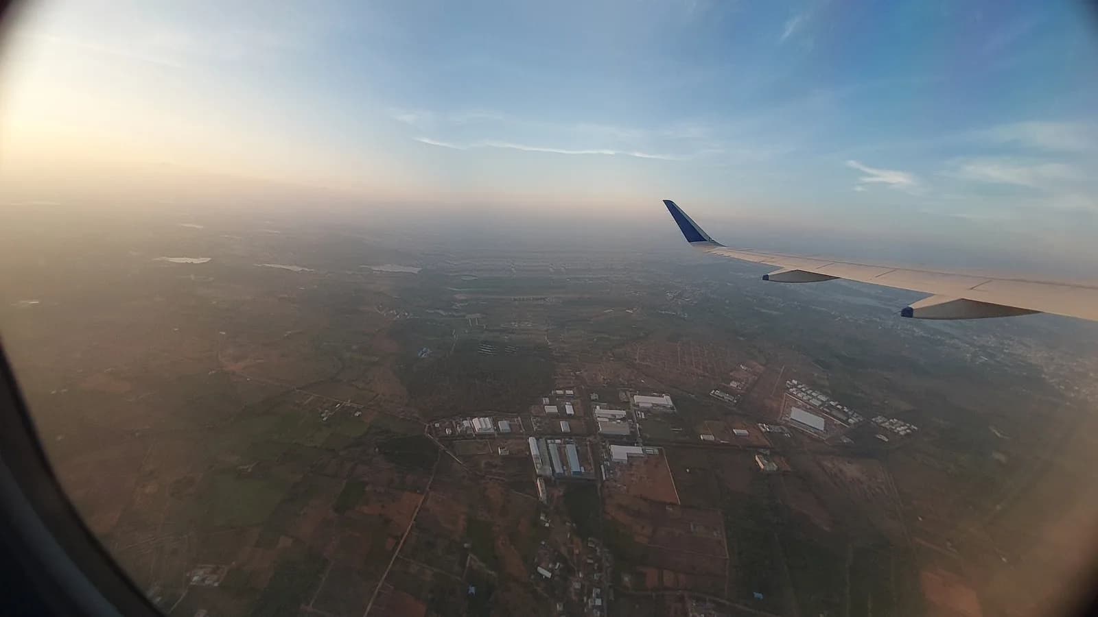 Vista pela janela de um avião mostra a asa durante voo