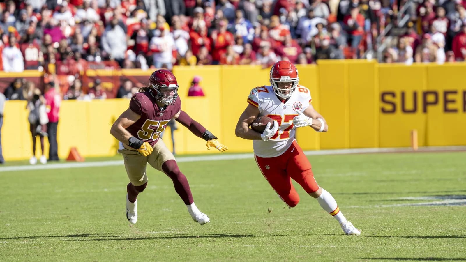 Travis Kelce corre com a bola em jogo do Kansas City Chiefs, em foto de arquivo